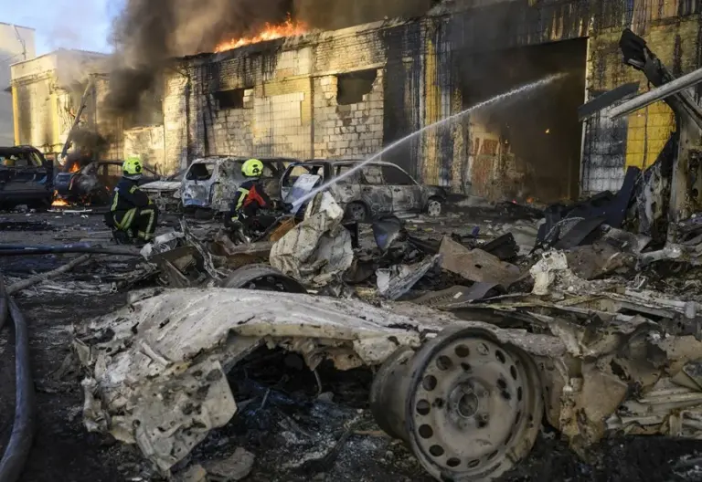 Rusia ataca empresas militares y centros logísticos en Kiev, Mikoláiv y Odesa 1 En la foto, Equipos de rescate ucranianos trabajan en el lugar de un ataque ruso en Kiev, Ucrania