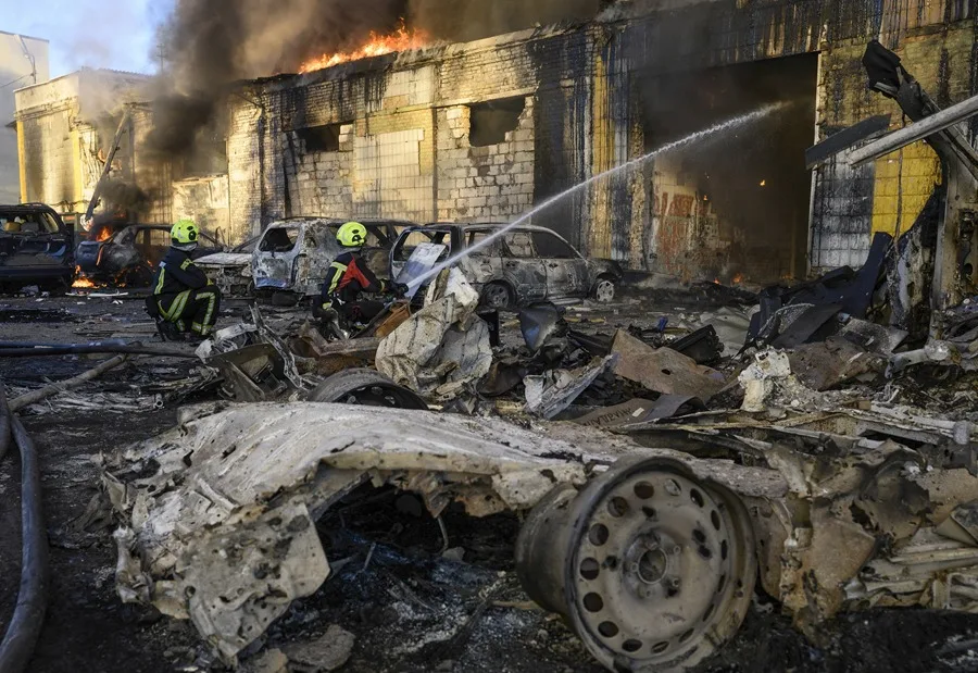Rusia ataca empresas militares y centros logísticos en Kiev, Mikoláiv y Odesa 3 En la foto, Equipos de rescate ucranianos trabajan en el lugar de un ataque ruso en Kiev, Ucrania