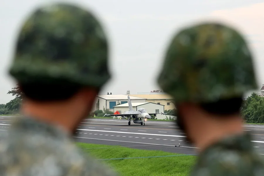 Taiwán planea invertir más de 1.100 millones de dólares en su defensa aérea frente a China 2 En la foto, un avión de combate IDF aterrizando en una carretera, en Changhua (Taiwán)