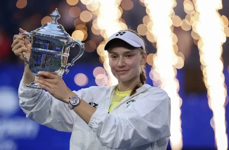 Rybakina destrona a Sabalenka tras ganar el Abierto de Estados Unidos 3 En la foto, Elena Rybakina, de Kazajstán, posa con el trofeo de Campeona tras ganar la final individual femenina de los Campeonatos de Tenis Abierto de EE. UU