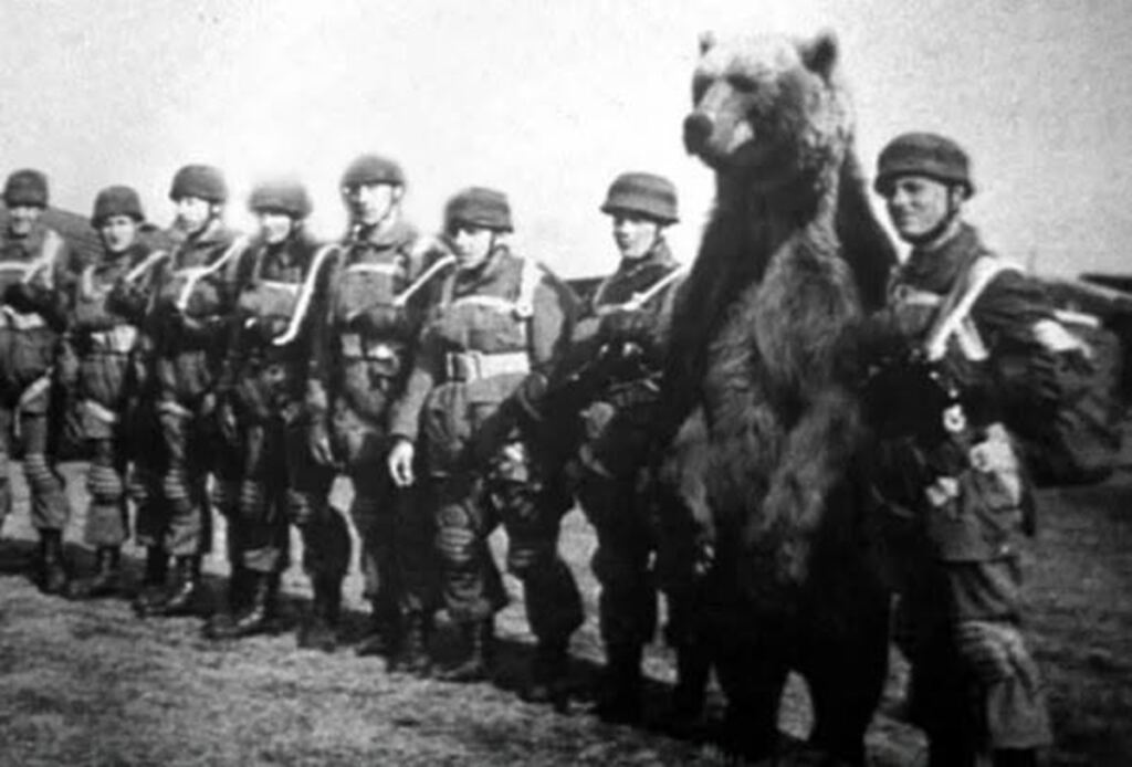 El cabo Wojtek 3 En la foto, Wojtek forma con la 22.ª Compañía de Abastecimiento de Artillería del II Cuerpo Polaco