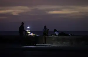 En la foto, un vendedor durante un apagón, en La Habana