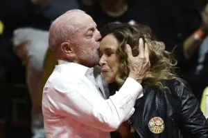 En la foto, El presidente y candidato a la reelección de Brasil, Luiz Inácio Lula da Silva, da un beso a la cantante brasileña Daniela Mercury durante el evento 'Cultura con Lula' en la Fundación Progreso este miércoles, en Rio de Janeiro