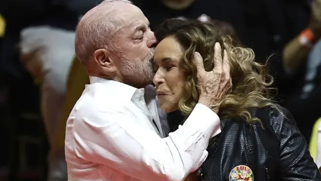 En la foto, El presidente y candidato a la reelección de Brasil, Luiz Inácio Lula da Silva, da un beso a la cantante brasileña Daniela Mercury durante el evento 'Cultura con Lula' en la Fundación Progreso este miércoles, en Rio de Janeiro