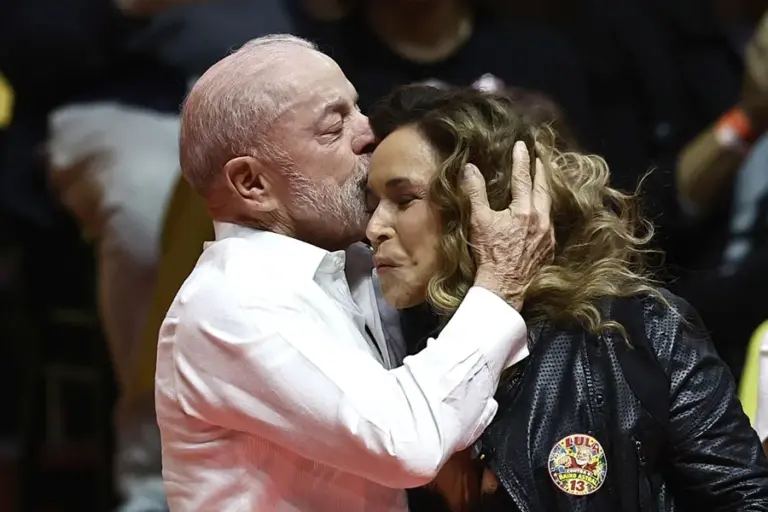 En la foto, El presidente y candidato a la reelección de Brasil, Luiz Inácio Lula da Silva, da un beso a la cantante brasileña Daniela Mercury durante el evento 'Cultura con Lula' en la Fundación Progreso este miércoles, en Rio de Janeiro