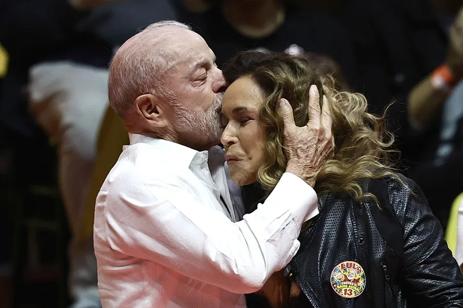 En la foto, El presidente y candidato a la reelección de Brasil, Luiz Inácio Lula da Silva, da un beso a la cantante brasileña Daniela Mercury durante el evento 'Cultura con Lula' en la Fundación Progreso este miércoles, en Rio de Janeiro