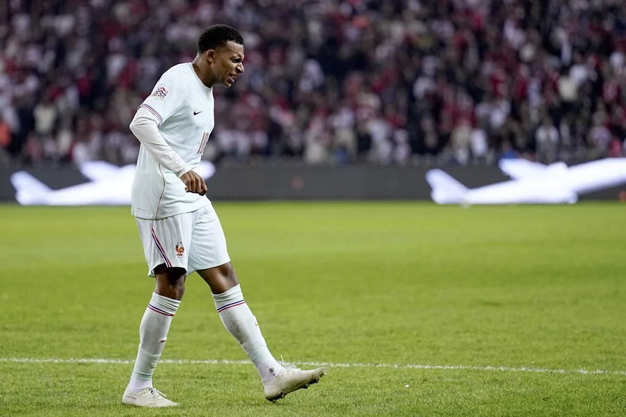 Mbappé se retira por «una lesión tendinosa» y está descartado para el resto de la concentración 2 En la foto, El jugador de fútbol francés Kylian Mbappe durante el partido contra Turquía por la Liga de Naciones