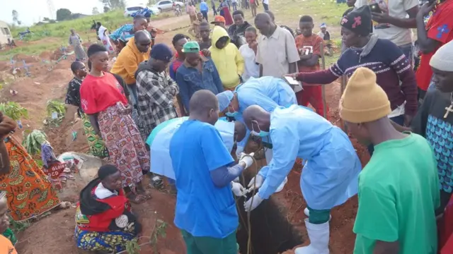 La RD del Congo supera los 8.000 casos confirmados de ébola y se acerca a los 4.000 muertos 1 En la foto, Entierro de una víctima de ébola en la provincia congoleña de Bunia