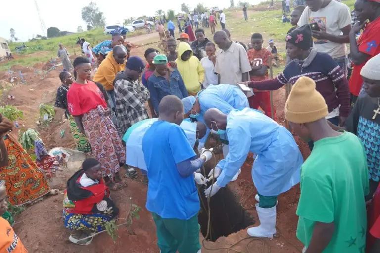 La RD del Congo supera los 8.000 casos confirmados de ébola y se acerca a los 4.000 muertos 1 En la foto, Entierro de una víctima de ébola en la provincia congoleña de Bunia