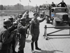 En la foto, el ejército alemán detiene los camiones de las SS