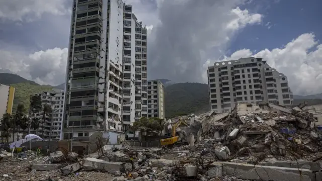 En la foto, Maquinaria pesada remueve escombros en edificios afectados por el doble terremoto del 24 de junio, en Caraballeda (Venezuela