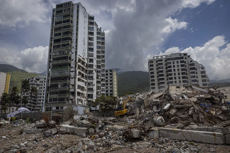 En la foto, Maquinaria pesada remueve escombros en edificios afectados por el doble terremoto del 24 de junio, en Caraballeda (Venezuela
