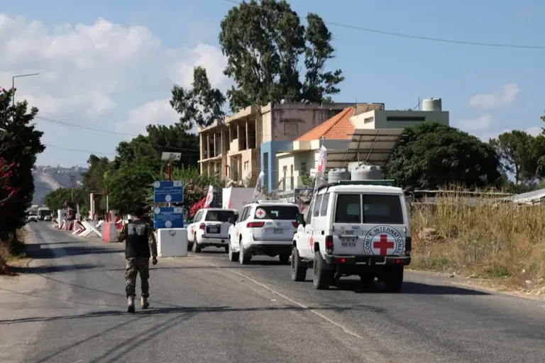 En la foto, Un convoy del Comité Internacional de la Cruz Roja (CICR) se dirige a Naqoura