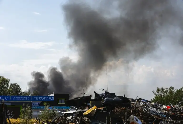 En la foto, Imagen de este lunes de un ataque ruso en Kiev