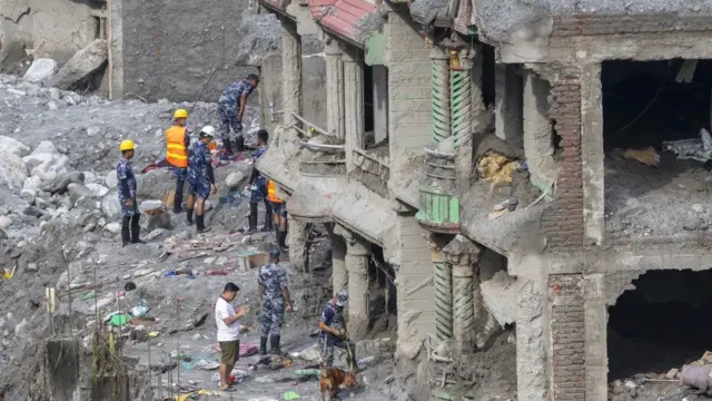 En la foto, Equipos de rescate en una zona afectada por la riada en Dhunge, Nepal