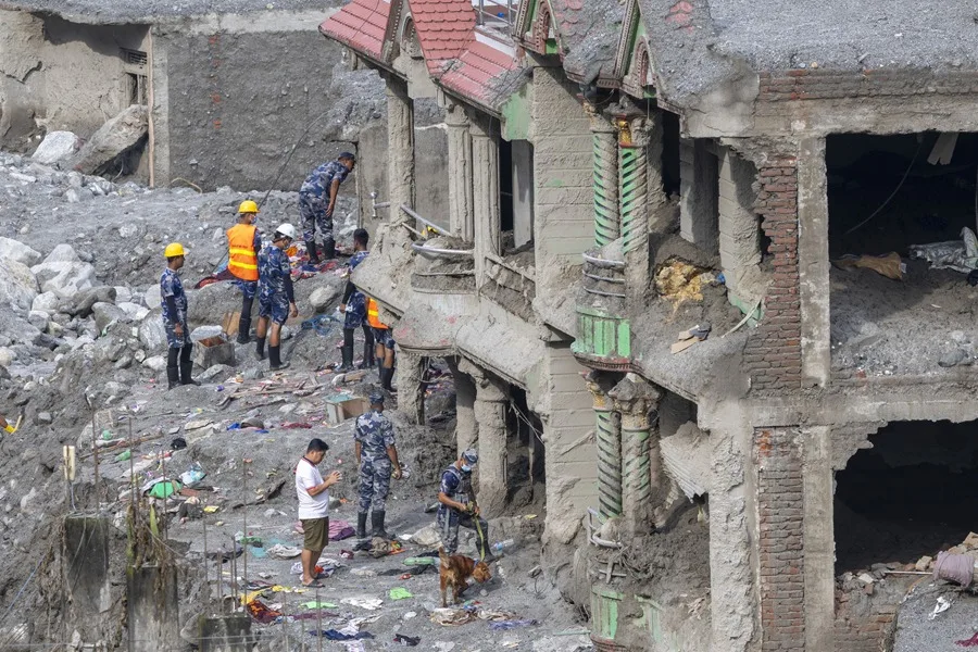 Más de 5.100 personas siguen desaparecidas en Nepal dos semanas después de la riada 2 En la foto, Equipos de rescate en una zona afectada por la riada en Dhunge, Nepal