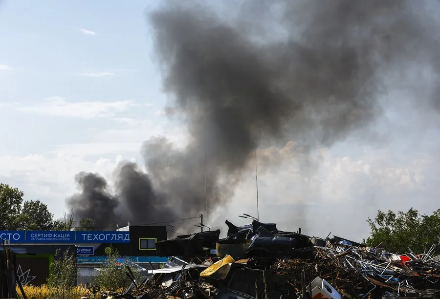 Elevan a 12 el número de muertos en nuevo ataque ruso contra Kiev y sus alrededores 2 En la foto, Imagen de este lunes de un ataque ruso en Kiev