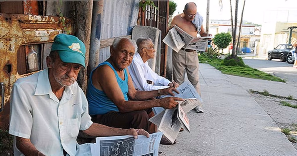 Cuba, toda una vida de trabajo sin fondo propio 2 En la foto, jubilados cubanos venden periódicos en las calles para poder subsistir