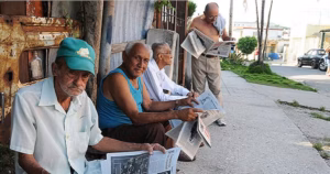 En la foto, jubilados cubanos venden periódicos en las calles para poder subsistir