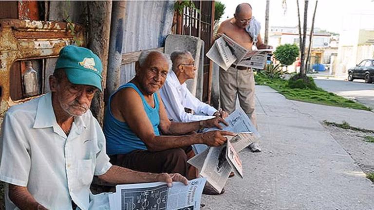 Cuba, toda una vida de trabajo sin fondo propio 1 En la foto, jubilados cubanos venden periódicos en las calles para poder subsistir