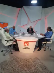 En la extrema derecha en la foto, Alcides López Labrada