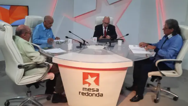 En la extrema derecha en la foto, Alcides López Labrada