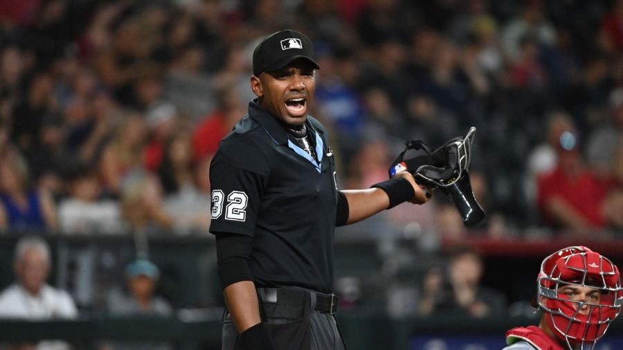 De la pelota del Caribe a octubre: cuatro árbitros latinos trabajan en los playoffs de MLB 2 De la pelota del Caribe a octubre: cuatro árbitros latinos trabajan en los playoffs de MLB