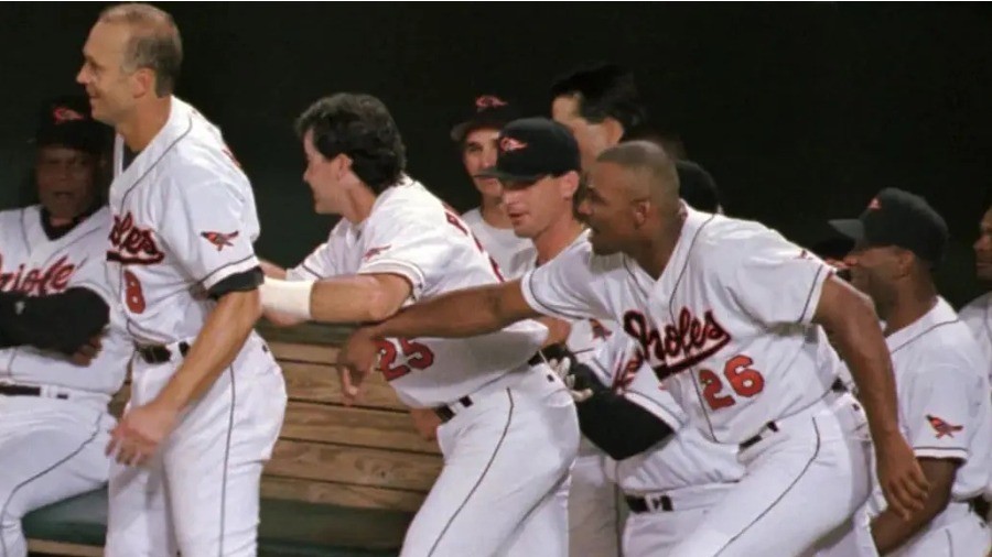 Cal Ripken rompió el récord de Lou Gehrig hace 31 años con Rafael Palmeiro como testigo