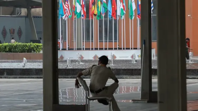En la foto, Personal de seguridad en el centro donde se reúnen hoy los BRICS en Nueva Delhi