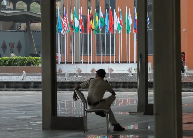 En la foto, Personal de seguridad en el centro donde se reúnen hoy los BRICS en Nueva Delhi
