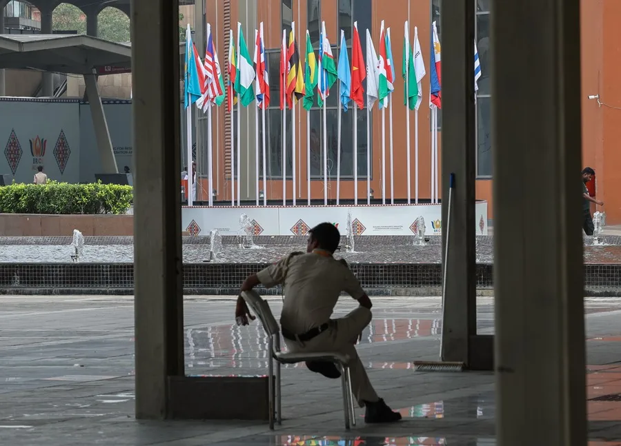En la foto, Personal de seguridad en el centro donde se reúnen hoy los BRICS en Nueva Delhi