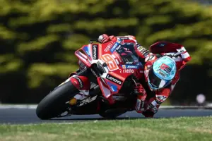 En la foto, el español Marc Márquez, del equipo Ducati Lenovo, durante los entrenamientos del Gran Premio de Australia en el circuito de Phillip Island