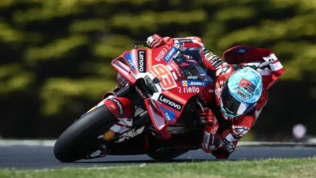 En la foto, el español Marc Márquez, del equipo Ducati Lenovo, durante los entrenamientos del Gran Premio de Australia en el circuito de Phillip Island