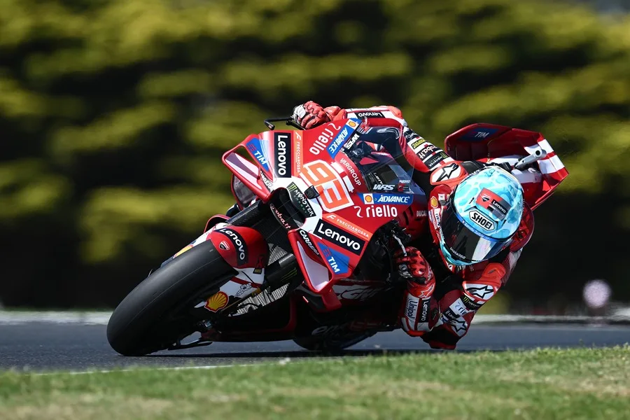 En la foto, el español Marc Márquez, del equipo Ducati Lenovo, durante los entrenamientos del Gran Premio de Australia en el circuito de Phillip Island
