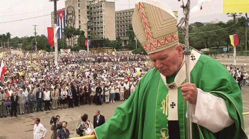 En la foto, Juan Pablo II durante su homilía en la Plaza de la Revolución