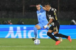 En la foto, Facundo Silvera (i) de Torque disputa el balón con Tomás Cuello de Atlético Mineiro en la semifinal de la Copa Sudamericana