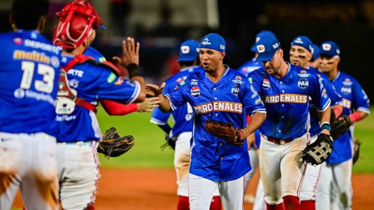El mejor resumen de las Ligas Invernales 2026-2027: Colmenárez pega grand slam, Hermosillo sigue líder y Estrellas frena al Licey 1 El mejor resumen de las Ligas Invernales 2026-2027: Colmenárez pega grand slam, Hermosillo sigue líder y Estrellas frena al Licey