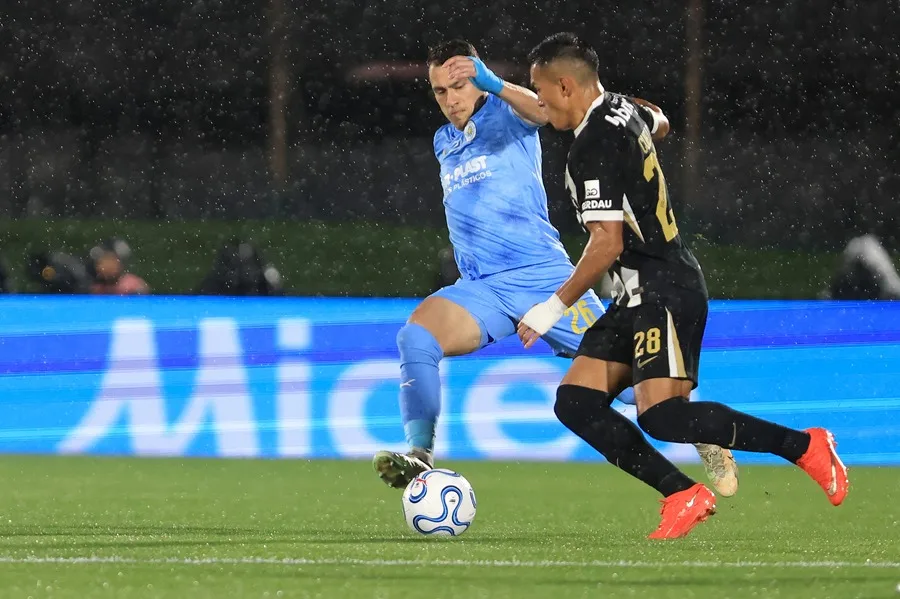 En la foto, Facundo Silvera (i) de Torque disputa el balón con Tomás Cuello de Atlético Mineiro en la semifinal de la Copa Sudamericana