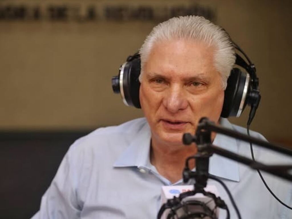 En la foto, el gobernante cubano en su podcast