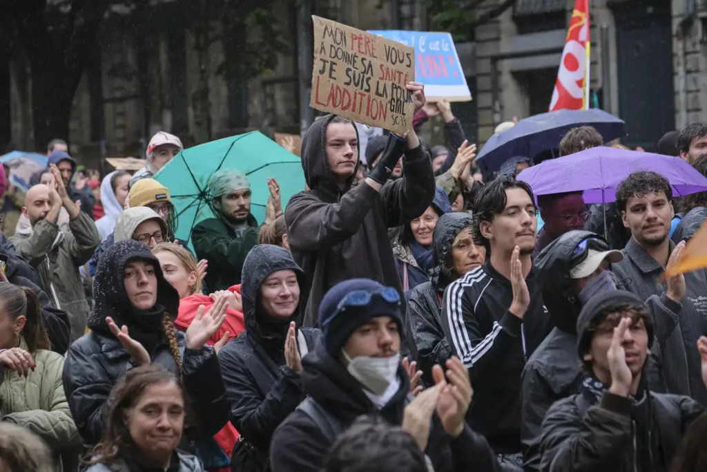En la foto, Manifestantes marchan durante una protesta nacional contra el aumento del coste de la vida y los recortes en los servicios públicos, en Burdeos