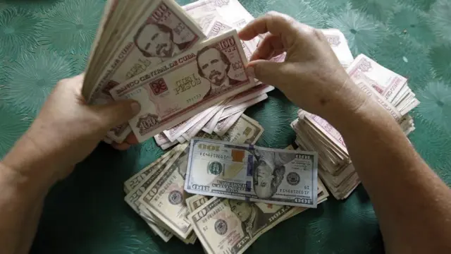 El dólar se acerca a los 850 pesos y el euro apunta a los 1,000 en el mercado informal cubano 1 En la foto, dólares y pesos cubanos
