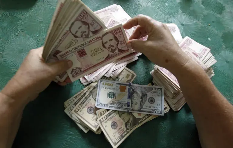 En la foto, dólares y pesos cubanos