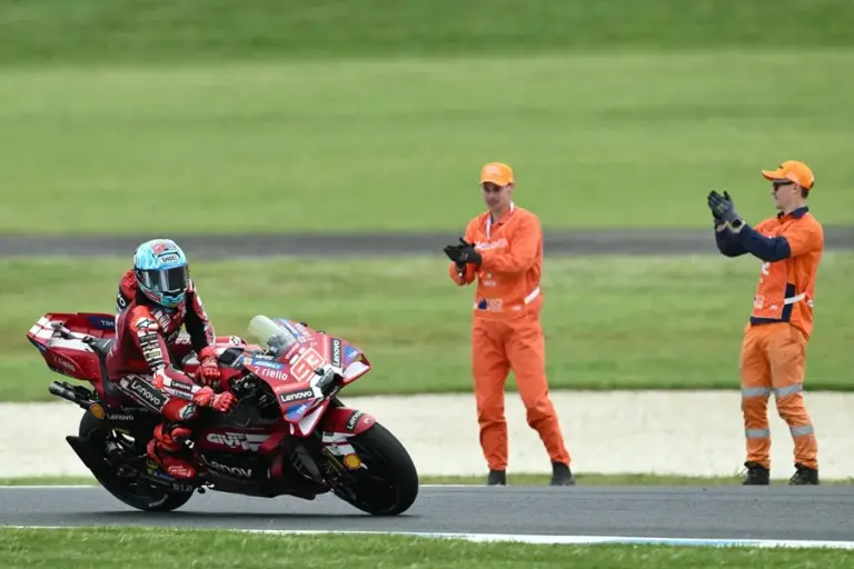 En la foto, El español Marc Márquez es felicitado por su victoria en la carrera Sprint de MotoGP del Gran Premio de Motociclismo de Australia este sábado