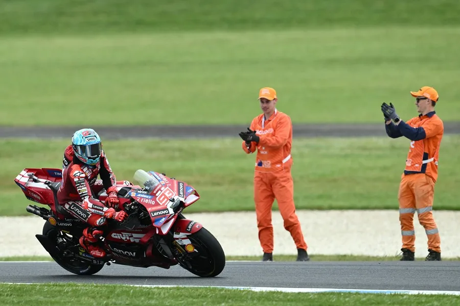 Marc Márquez vence la ‘sprint’ y logra la pole en Australia 2 En la foto, El español Marc Márquez es felicitado por su victoria en la carrera Sprint de MotoGP del Gran Premio de Motociclismo de Australia este sábado