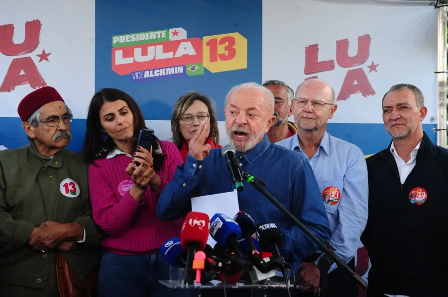 En la foto, El presidente de Brasil y candidato a la reelección, Luiz Inácio Lula da Silva (c), habla durante una rueda de prensa en un acto de campaña, en Porto Alegre