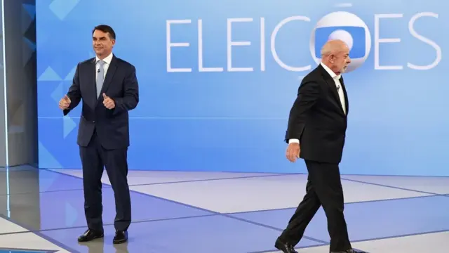 En la foto, El presidente de Brasil y candidato a la reelección, Luiz Inácio Lula da Silva (d), y el candidato de la oposición Flávio Bolsonaro, asisten a un debate en los estudios de TV GLOBO, el 23 de octubre de 2026