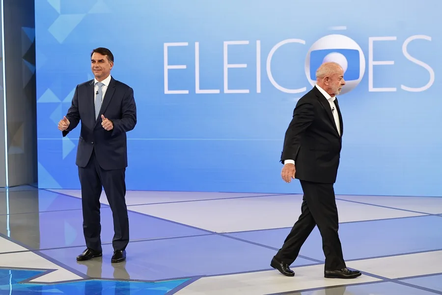 En la foto, El presidente de Brasil y candidato a la reelección, Luiz Inácio Lula da Silva (d), y el candidato de la oposición Flávio Bolsonaro, asisten a un debate en los estudios de TV GLOBO, el 23 de octubre de 2026