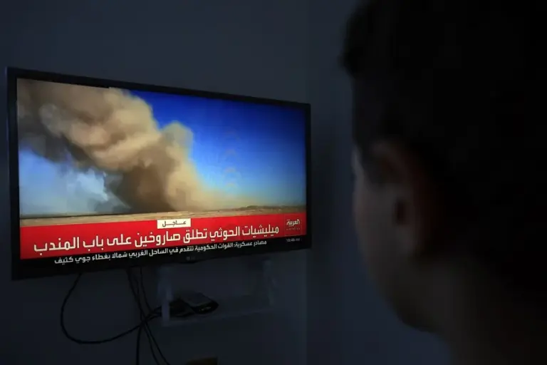 Dos muertos en un ataque al aeropuerto internacional saudí de Dammam 1 En la foto, una persona siguiendo a través de la televisión las últimas noticias acerca de la lucha en Yemen, en Saná
