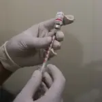 En la foto, una persona preparando una inyección