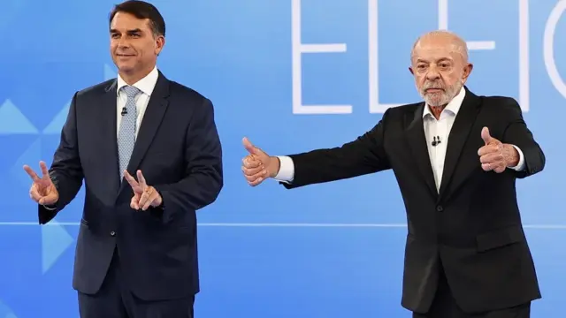 En la foto, El presidente de Brasil y candidato a la reelección, Luiz Inácio Lula da Silva (d), y el candidato de la oposición Flávio Bolsonaro, asisten a un debate, en Río de Janeiro